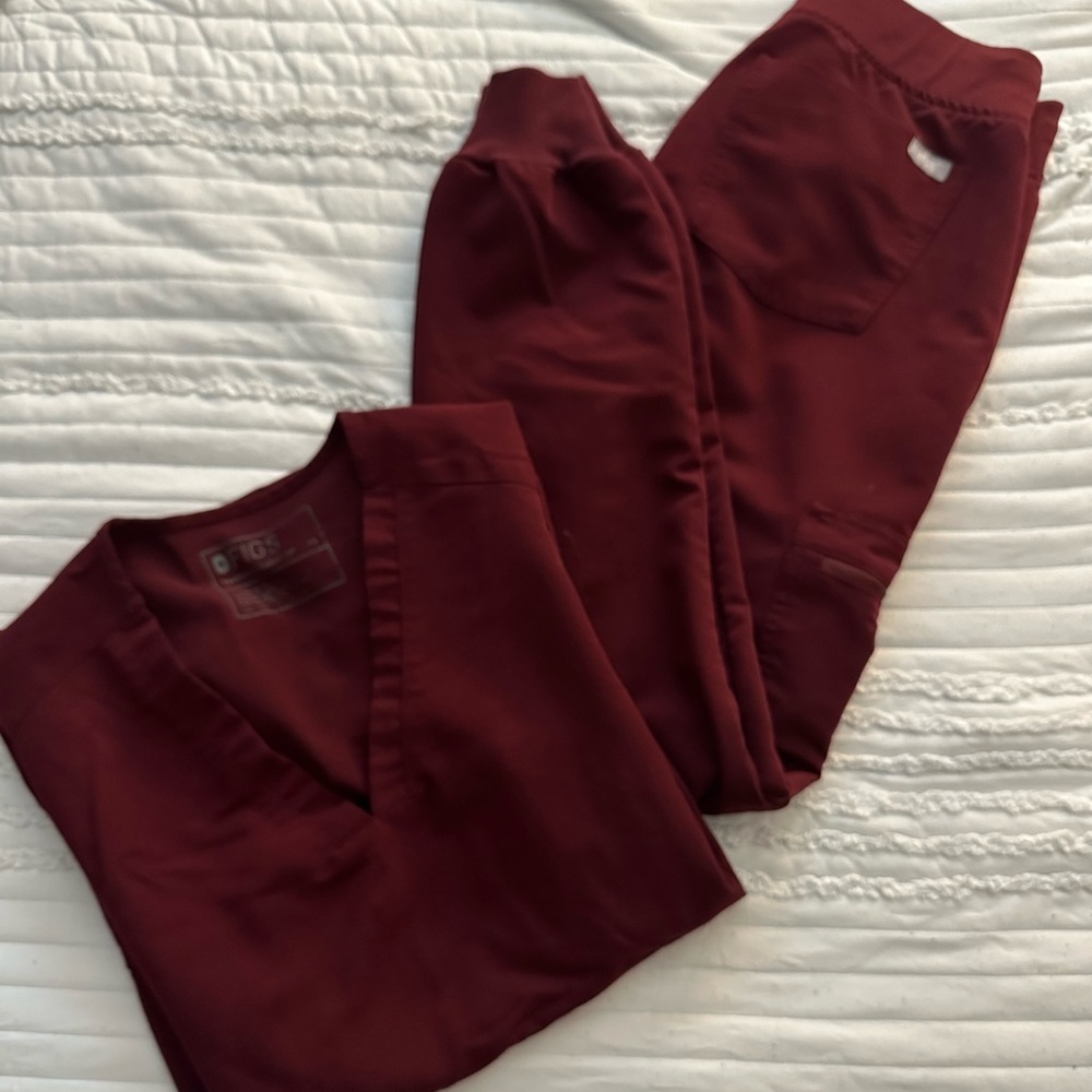 Figs Burgundy Zamora Joggers and Catarina one-pocket Top